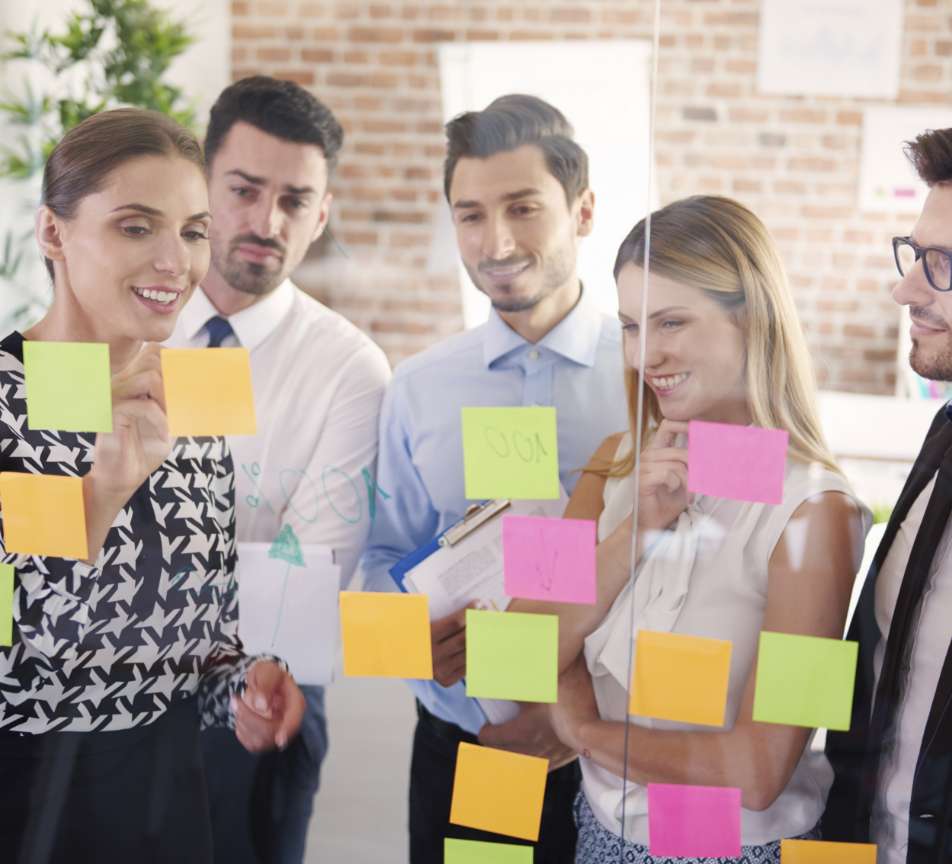 Personnes travaillant ensemble au bureau